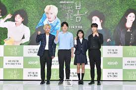 Catch 'At A Distance, Spring Is Green' Starring Park Ji Hoon, Bae In Hyuk  and Kang Min Ah on iQiyi