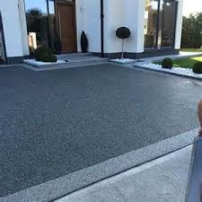 Resin Bound Gravel Gives The Appearance Of Asphalt Resin Driveway Driveway Design Modern Driveway