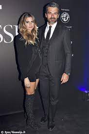 Cristina marino incinta si confessa su luca argentero cristina marino racconta della sua storia con luca argentero e del periodo ricco di emozioni in attesa della loro bambina editato in: Cristina Marino E Luca Argentero Primo Red Carpet In Dolce Attesa Foto Gossip It