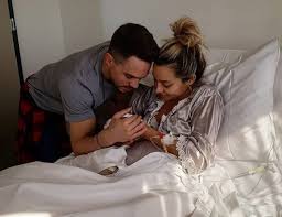 Η βασιλική μιλλούση διανύει μία από τις πιο ευτυχισμένες περιόδους της ζωής της, καθώς πριν από ένα μήνα έφερε στον κόσμο το δεύτερο κοριτσάκι της, καρπό του. Deytero Paidi Gia Thn Basilikh Milloysh Kai Ton Leyterh Petroynia Imommy