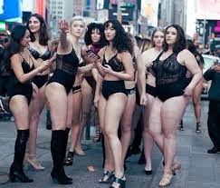 Models liefen fast nackt über den Times Square, um ein positives Körperbild  zu bewerben