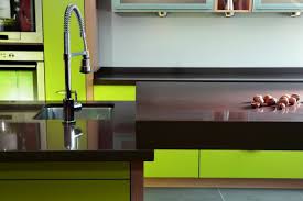 Y ya para el centro de esta rehabilitación se optó por cosentino, para la encimera y la isla central de la cocina, se escogió silestone® en su color charcoal soapstone que creó una continuidad visual sin perder esta imagen. Encimera De Silestone Amarillo Imagenes Y Fotos