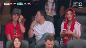 Sólo a Rosalía se le ocurre ir con ese look a ver a España: fue salir por la TV y provocar un cargamento de me