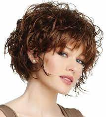 Was bei der einen frau perfekt funktioniert endet bei der anderen in einem wilde locken fiasko. Frisuren Ab 50 Braun Frisuren Fur Lockiges Haar Kurzhaarfrisuren Frisur Naturwelle