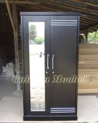 Bentuk lemari pakaian yang simpel dengan tambahan beberapa ukiran menjadi daya tarik tersendiri. Lemari Pakaian Minimalis 2 Pintu Jati Jepara Asli Lemari Pakaian Minimalis Modern Cahaya Mebel Jepara