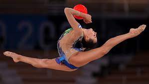 La pista donde se practica gimnasia acrobática es similar a la que se emplea en la gimnasia artística. Linoy Ashram Gana El Concurso Completo Individual De Gimnasia Ritmica