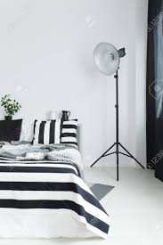 Bett Mit Gestreiften Schwarz Weissen Betten Und Stehlampe