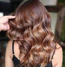Principales características de esta tonalidad el chocolate es un color clásico fascinante, se trata de un tipo de castaño cálido mezclado con tonos rojizos y dorados. Como Preparar La Mezcla De Tintes Para Color Chocolate Cabello Color Chocolate Coloracion De Cabello Tinte De Cabello Rubio