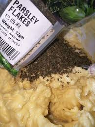 Saat ini, parsley banyak digunakan sebagai ramuan kuliner segar atau bumbu kering. Facebook