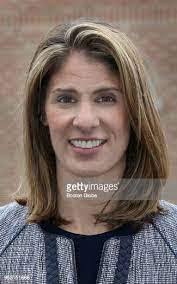 Lori Pare's Instagram, Twitter & Facebook