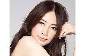 北川景子さん ぶれない美人 の理由 スキンケアは とにかく保湿 アイクリームを1年中つけています 美的 com 北川景子 メイク 整形メイク 美的