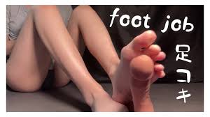 【無修正】視聴者リクエスト！足コキでお願いします！と言われ不器用ながらディルドを足裏でスリスリする日本人