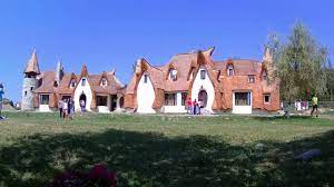 Castelul de lut valea zânelor, unde copiii şi adulţii laolaltă retrăiesc farmecul copilăriei. Tura Sibiu Castelul De Lut Valea Zanelor Youtube