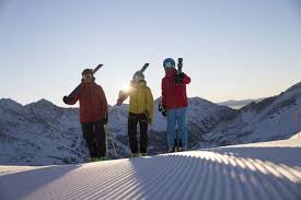 Between 90mm and 102mm underfoot, these skis are built to explore trails, trees, and powder stashes wherever you love to ski. Die Best All Mountain Ski