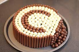 Voici Mon Gateau D Anniversaire Aux Fingers Et Kit Kat Ball Gateau Anniversaire Recette Gateau Anniversaire Gateau