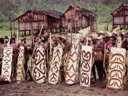 Ada 3 macam warna, merah, hitam, dan putih yang selalu digunakan oleh suku asmat pada beberapa hasil ukirannya. Dani Dan Empat Suku Di Papua