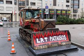 Prie Seimo atvežtas buldozeris: žurnalistai paskelbė svarbią žinią