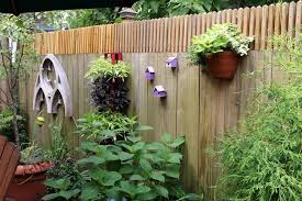 Separation Jardin Mitoyen 21 Idees En Images Tres En Vogue Voisin Bois Cloture Hai Deco Mur Exterieur Jardin Deco Mur Exterieur Decoration Mur Exterieur