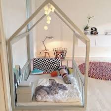 Lit Maison Bois Brut A Barreaux Idee Chambre Enfant Deco Chambre Enfant Chambre Bebe