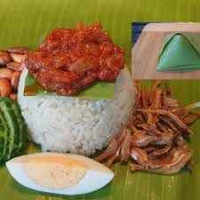 Dulu, nasi lemak dibungkus dengan daun pisang menjadi bekal petani saat ke sawah atau para pekerja kebun sawit dan karet. Nasi Lemak In Banana Leaf Nyonya Cooking