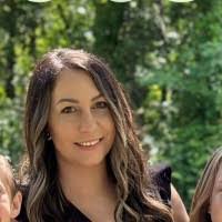 Kim Dement's Instagram, Twitter & Facebook