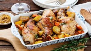 Mettete il coniglio in una pirofila, dopo averla unta con un filo di olio evo, aggiungete un paio di spicchi di aglio e mezzo scalogno (lasciate tutto intero). Coniglio Al Forno Con Carote E Patate Un Secondo Completo E Gustoso