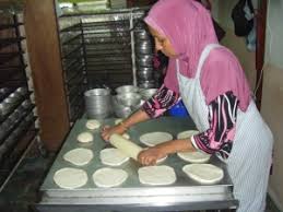 Roti ini dibuat dari gandum dan berbentuk bundar. Keenakan Roti Arab Setanding Roti Biasa Buletin Mutiara
