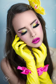 Portrait Der Schönen Jungen Attraktiven Mädchen, Frau, Dame, Puppe, Barbie,  Schauspielerin, Model, Tänzerin. Theater, Club, Party, Disco. Perfekte  Make-up, Helle Farben, Gelb, Rosa, Lange Wimpern, Rosa Lippen. Lizenzfreie  Fotos, Bilder und Stock