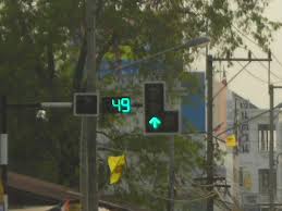 Pada saat lampu lalu lintas tersebut memberikan isyarat dengan warna hijau yang berarti jalan, kuning berarti. Lampu Isyarat Wikipedia Bahasa Melayu Ensiklopedia Bebas