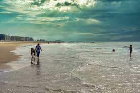 Inland visitors flock to sandy beaches and the seaside promenade, while reminders of the city's military and maritime history run deep in the old harbor town. Ostende Foto Bild Erwachsene Europe Benelux Bilder Auf Fotocommunity