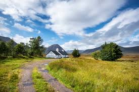 Oh what a little bit of chicken wire can do : United Kingdom Scotland Highland Buachaille Etive Mor Glencoe Black Rock Cottage Farmhouse Buachaille Etive Mor In The Background Stockphoto