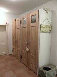 aus aussortierten zimmerturen wird ein stylisher garderobenschrank in ubergrosse viel zu schade zum entsorgen locker storage home decor home