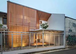 Louvre) adalah kerai atau penutup jendela dengan bilah horisontal yang dimiringkan untuk menerima cahaya dan udara, tetapi melindungi dari hujan dan sinar matahari langsung. Ide Desain Kisi Kisi Kayu Minimalis Untuk Arsitektur Rumah Yang Lebih Kece Arsitag
