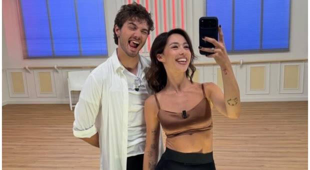 Aurora Ramazzotti, il siparietto con Nikita Perotti: «I fighi di Ballando?  Siamo umili, me la sto facendo sotto». Poi gli indizi sul primo ballo