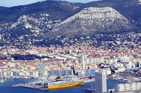 Tolone è una città nel sudeste della francia. Videos Un Groupe De Supporters Marseillais Seme La Panique Dans Les Rues De Toulon Samedi Soir