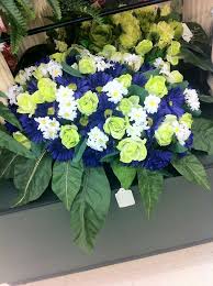 Pin By Renate Baumgartner On Floral Wreaths And Arrangements Memorial Flowers Funeral Flower Arrangements Sympathy Flowers