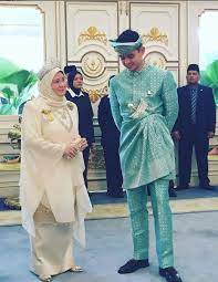 Resepinya.resepi ramai, begitu titah tunku azizah yang singsing lengan bantu memasak untuk mangsa banjir di pekan, pahang. Tunku Azizah Dimasyhur Tengku Ampuan Pahang Ke 5 Tengku Hassanal Ibrahim Tengku Mahkota Pahang Nona