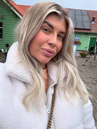 Vroeger zou ik niet buitenkomen zonder wimpers nu ben ik blij als ik mijn  haar geborsteld krijg ! Love being a mommy 🩷