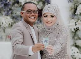 Sule dan lina telah membina rumah tangga selama 20 tahun. Komedian Sule Yakin Nathalie Hamil Fajar