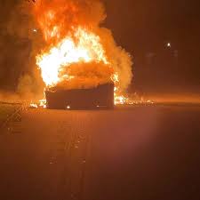 Yangın konusunda bilgi sahibi olmak yeterli değildir. A Tesla Model S Plaid Caught Fire In Pennsylvania Briefly Trapping The Driver Inside The Verge