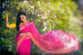 8 Sassy Saree Poses For To Be Bride 📸which leg you bend matters for pleats to stand. 8 sassy saree poses for to be bride