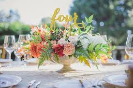 C'est à la fois une manière de rappeler pour chaque tablée le thème du mariage et le plaisir de manger dans des conditions spéciales. 50 Idees De Centres De Tables Pour Votre Mariage