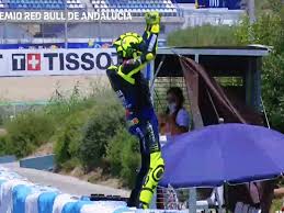A questo punto il campione pole, giro veloce e vittoria: Valentino Rossi Esulta Sotto La Tribuna Vuota Volevo Abbracciare Le Persone A Casa