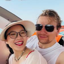 Can someone remove the Batman earring 🙄