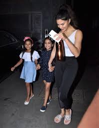 Miss universe canada 2019 var den 17. Jacqueline Fernandez Hangs Out With Her Adorable Fans Masala Com