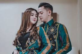 Nella akhirnya mengakui jika keduanya telah resmi menjadi suami. Nella Kharisma Dan Dory Harsa Nikah Di Gereja Netizen Pertanyakan Agama Sang Suami Tabloidbintang Com