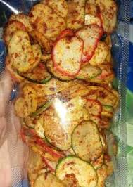 Cara pertama adalah dengan menghaluskan bumbu seperti halnya bawang merah dan juga bawang putih, kencur dengan cara ditumbuk atau dapat juga cara modern dengan cara dihaluskan menggunakan blender; Download Gambar Kerupuk Buat Seblak Vina Gambar