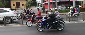 Đoàn xe gắn máy gầm rú trên làn đường ô tô | BÁO SÀI GÒN GIẢI PHÓNG