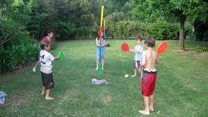 Haz una pizarra para ponerla a un lado de tu cochera (o una valla) y úsala para jugar una versión a lo grande de pictionary al aire libre (básicamente adivinanzas, pero con dibujos). Juegos Para Ninos Al Aire Libre