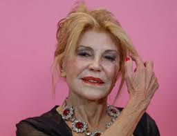 Carmen, hija de Tita Tyssen: elegante, guapa y rica, collar de perlas y  vestidazo verde